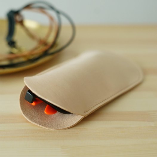 唯一無二の艶へ – 育てる本革の眼鏡ケース